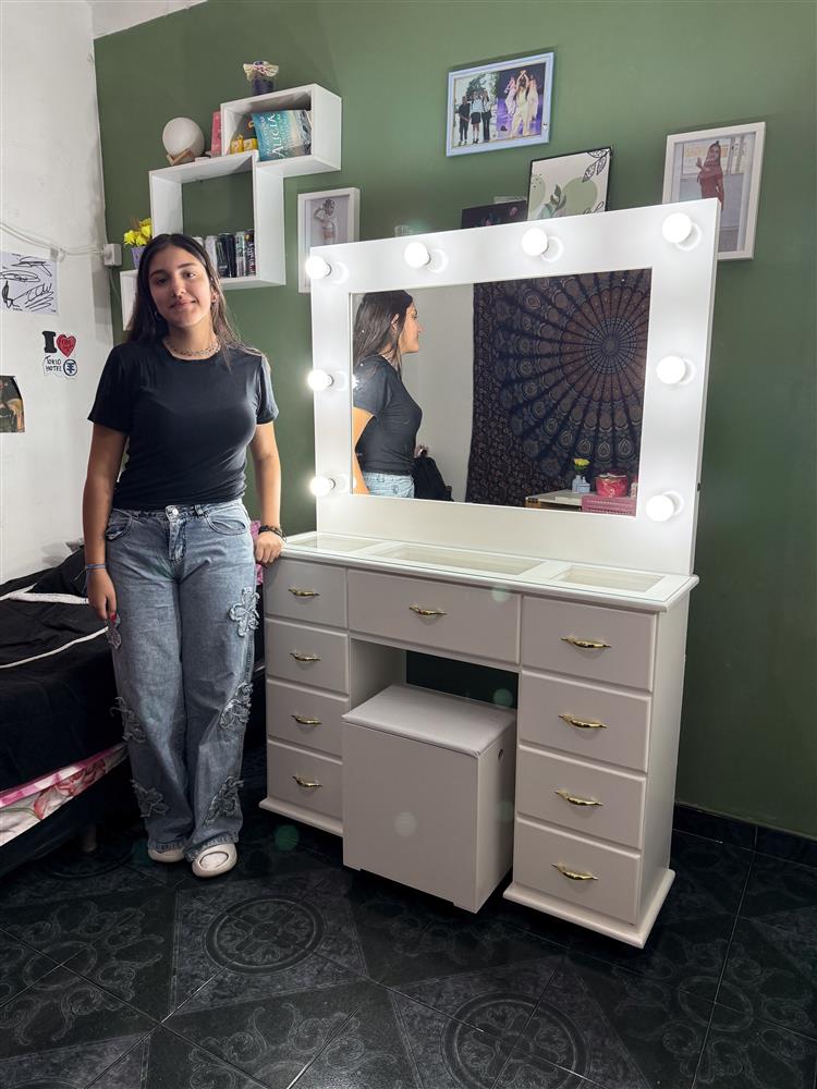 Clienta con su Tocador Hollywood DASI ya instalado