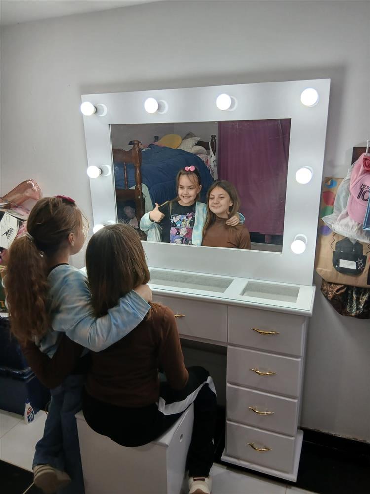 Hermanas mirándose en el espejo del Tocador Hollywood DASI