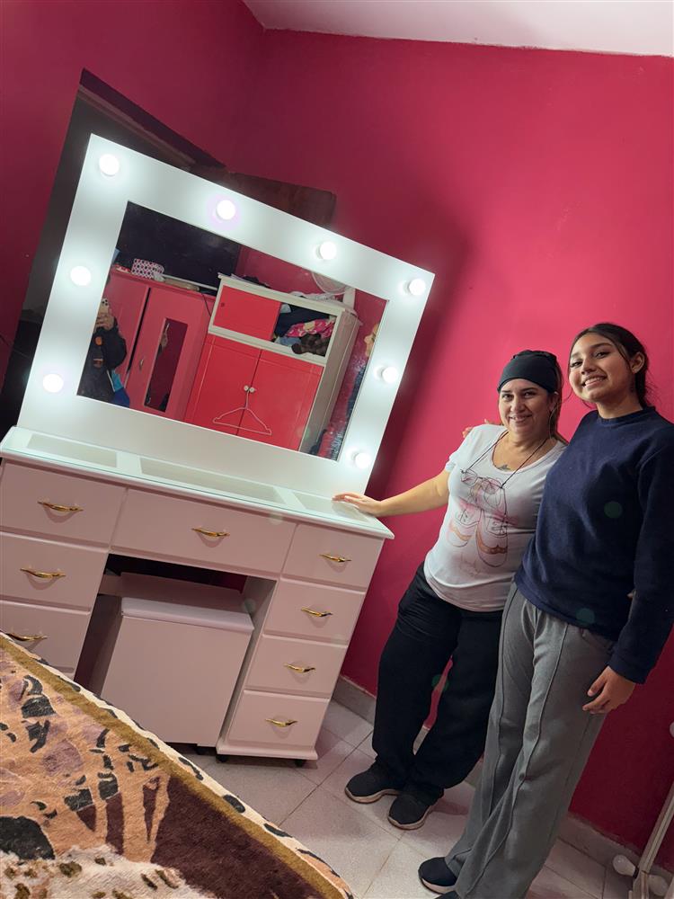 Madre e hija con su Tocador Hollywood DASI